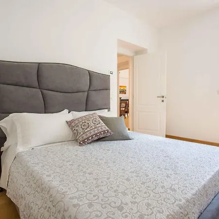 Magione With Terrace By Wonderful Italy Apartment